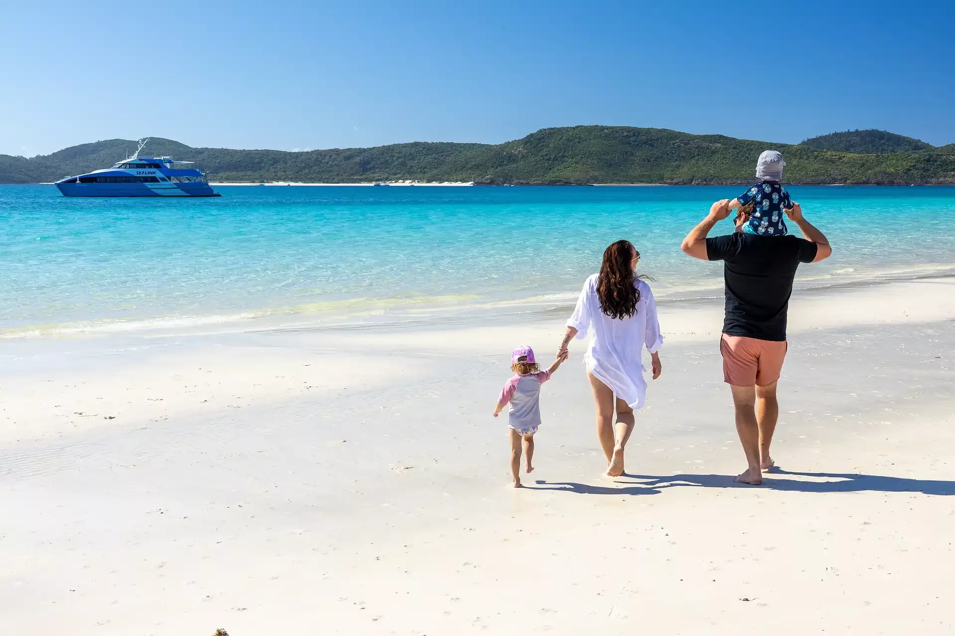 Family-on-Whitehaven-Beach-optimized