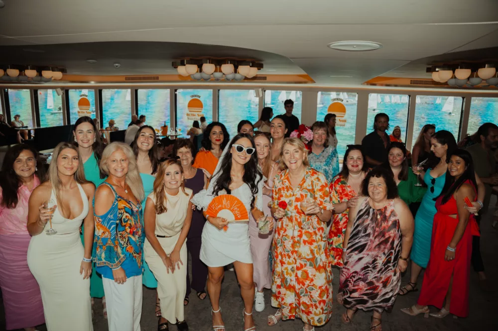 JX Hens Group Bride Veuve