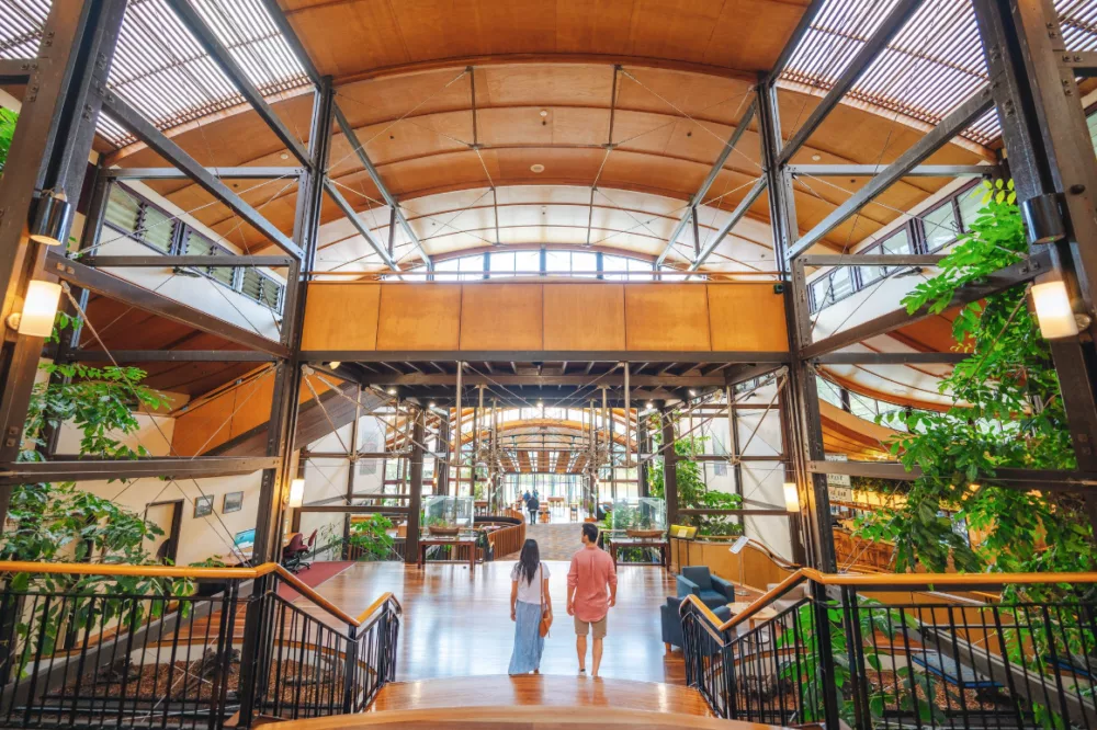 Two guests walk through the impressive entrance to Kingfisher Bay Resort