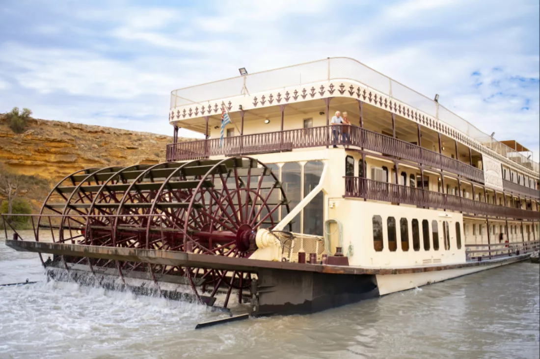 Paddlewheel in motion with cruise in river