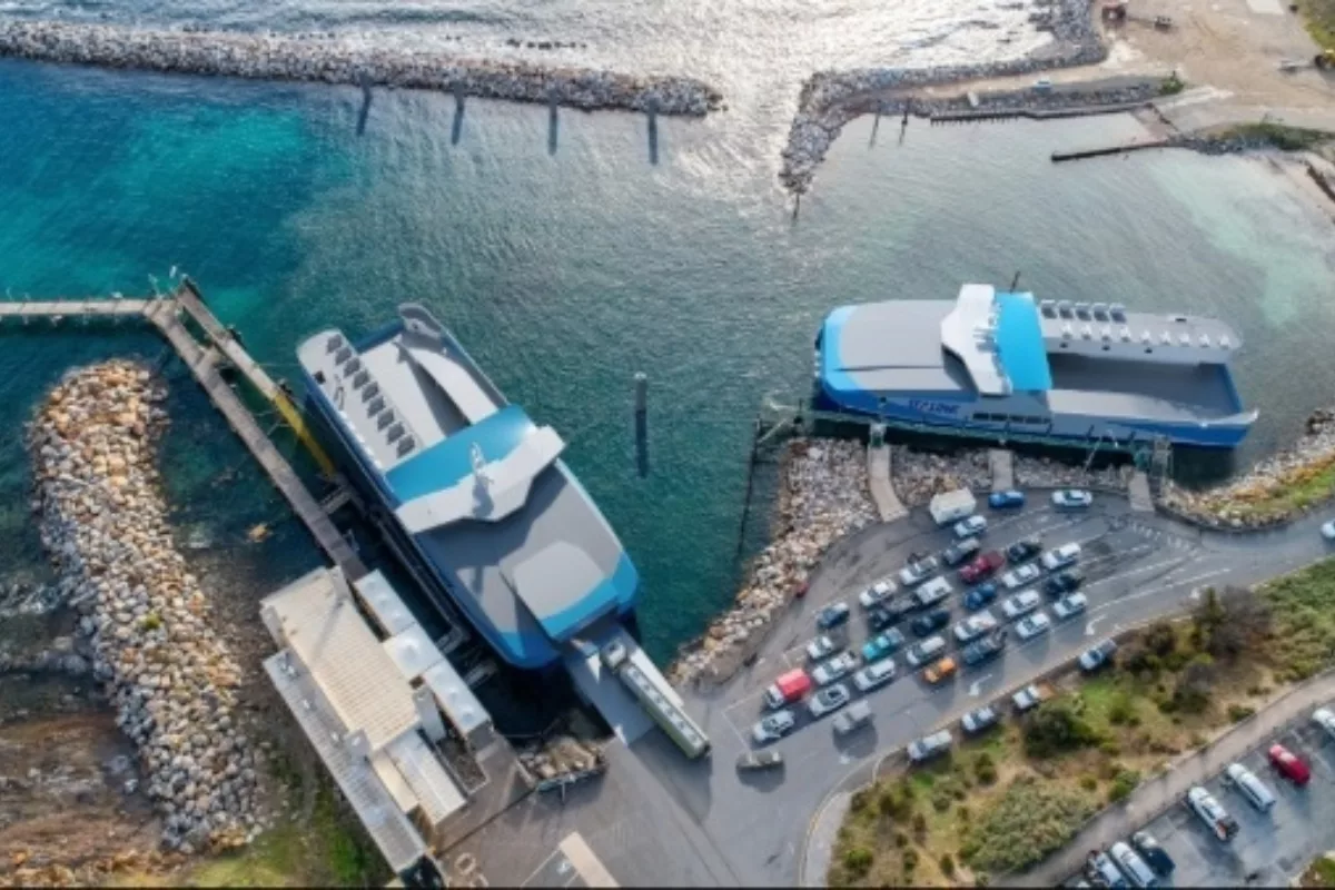 KIFS - new ferries loading