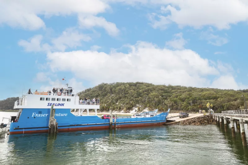 Ferry cruises through the water arriving at Kingfisher Bay Resort